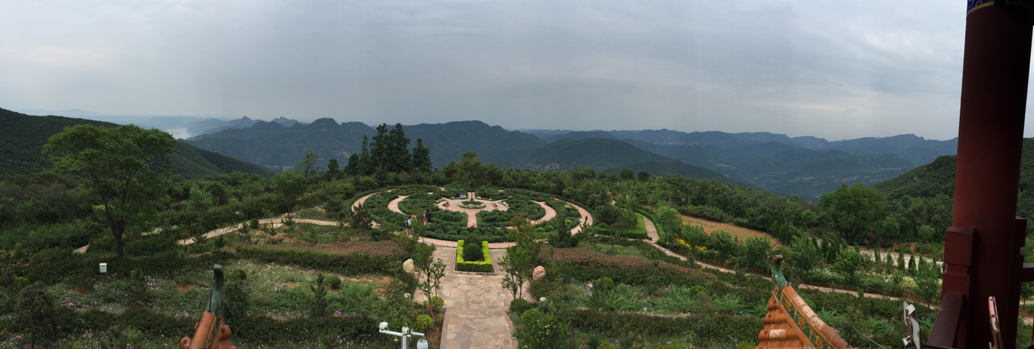 河南洛阳新安县的黛眉山高空花园景区