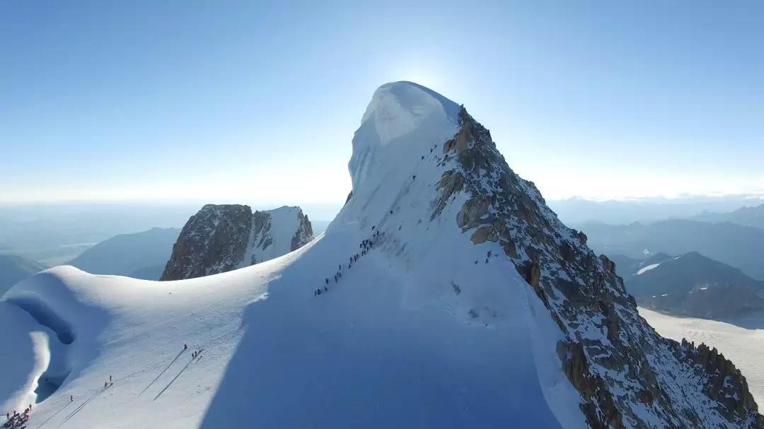 作为中国6000米级的技术型雪山攀登的最佳代表,很多初级登山爱好者