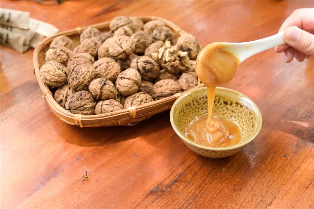 漾濞 自由行攻略 核桃蘸蜂蜜是最直接最简单的吃