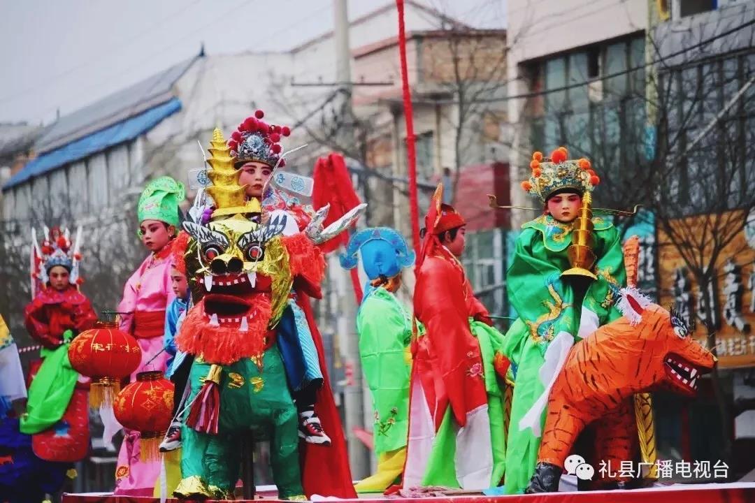 旅游动态 2月16日(农历正月十二),陇南礼县盐官镇社火汇演在当地大街