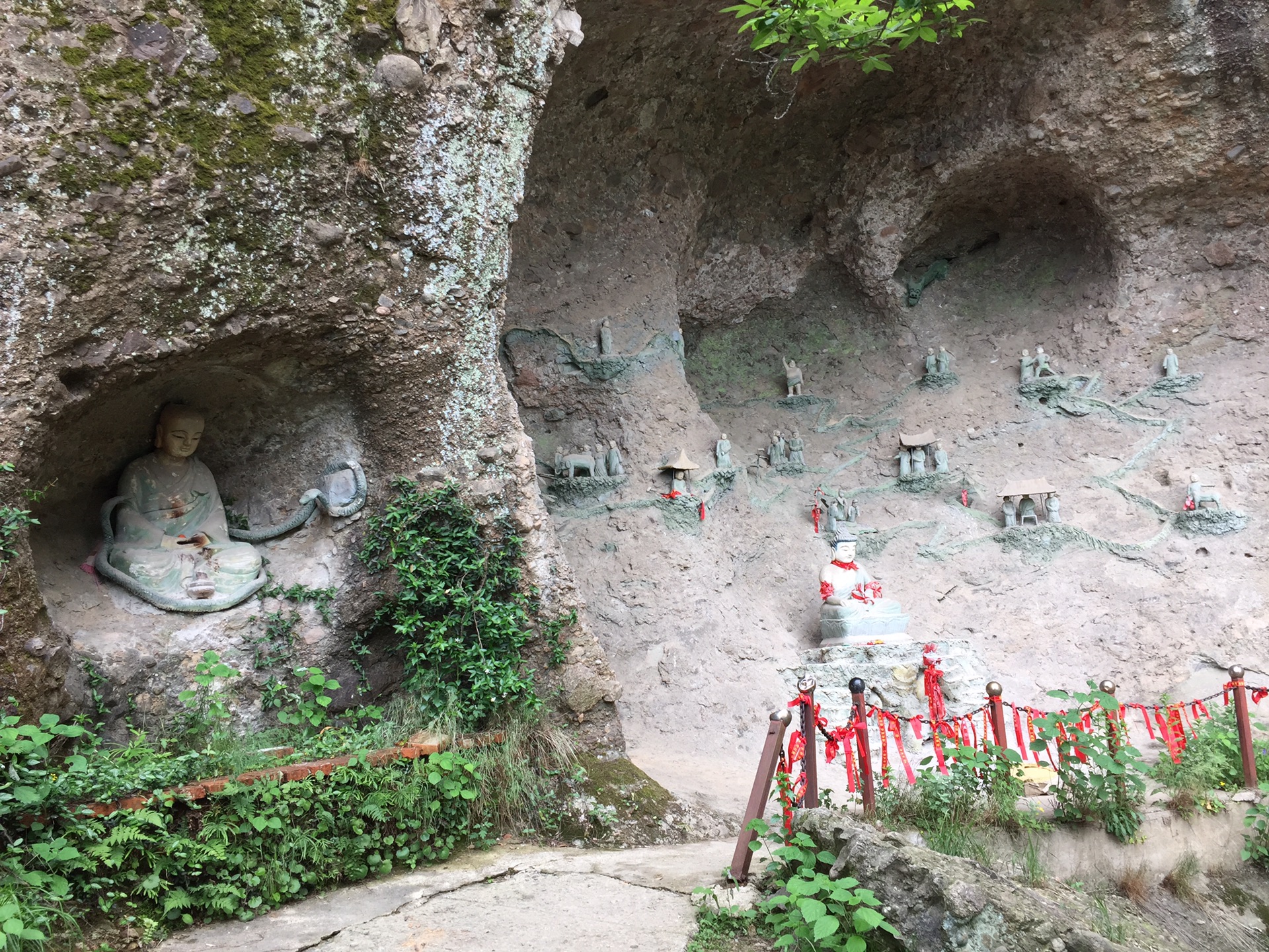 大别山石窟风景区       