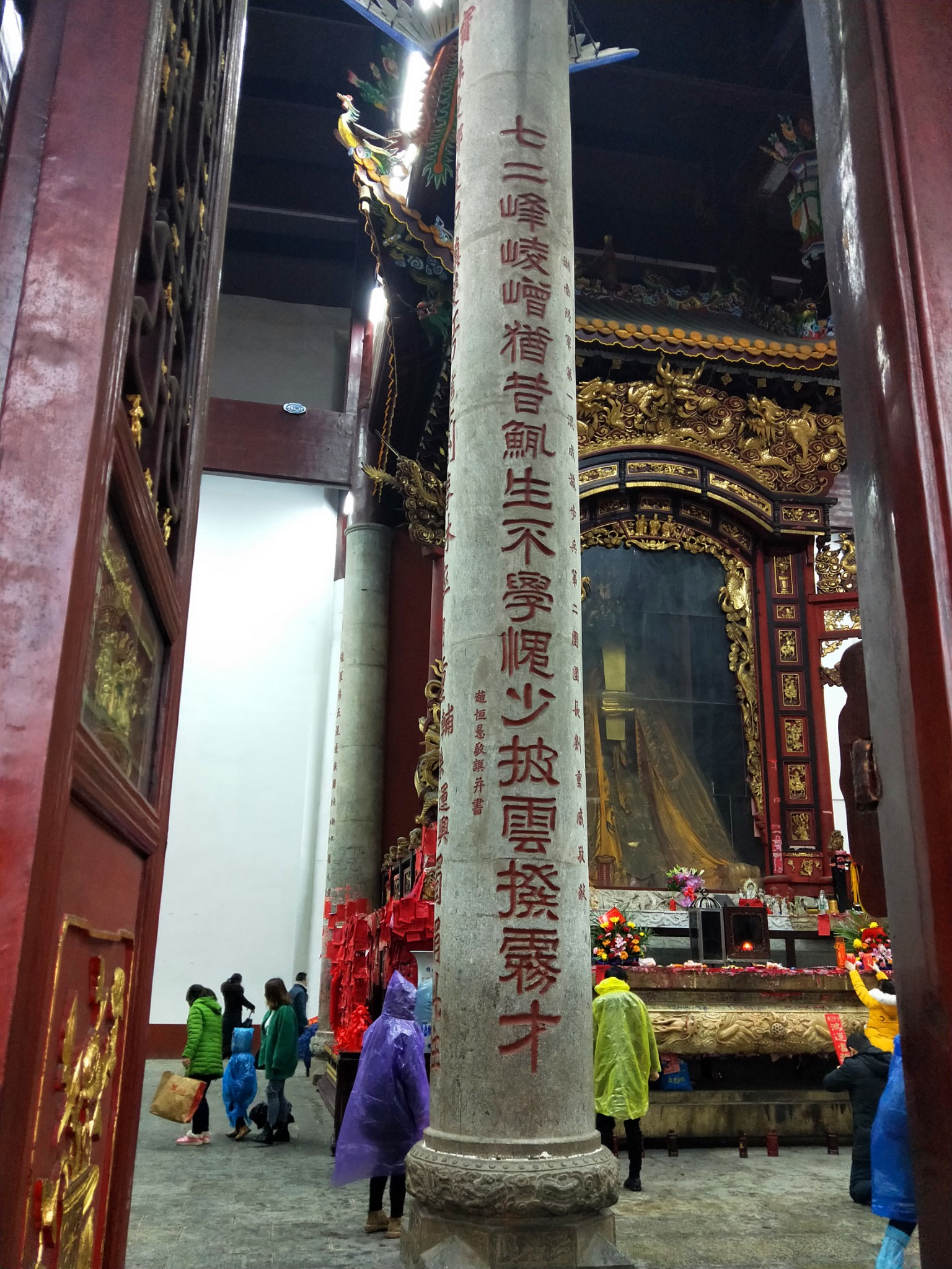 圣帝殿内许愿,算命,求签的信众拥挤如堵