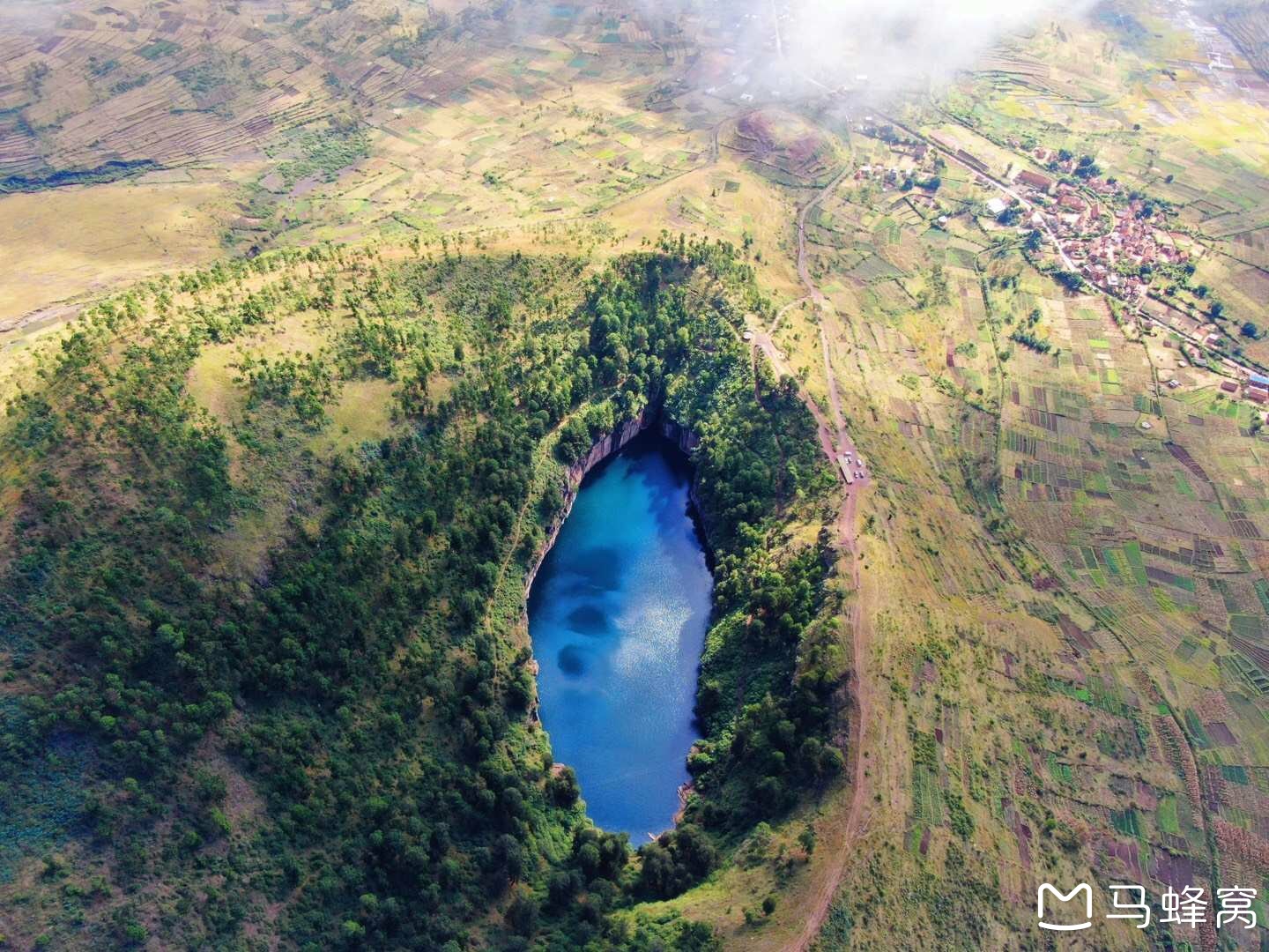 无人机镜头下的马达加斯之绮丽瓦火山湖