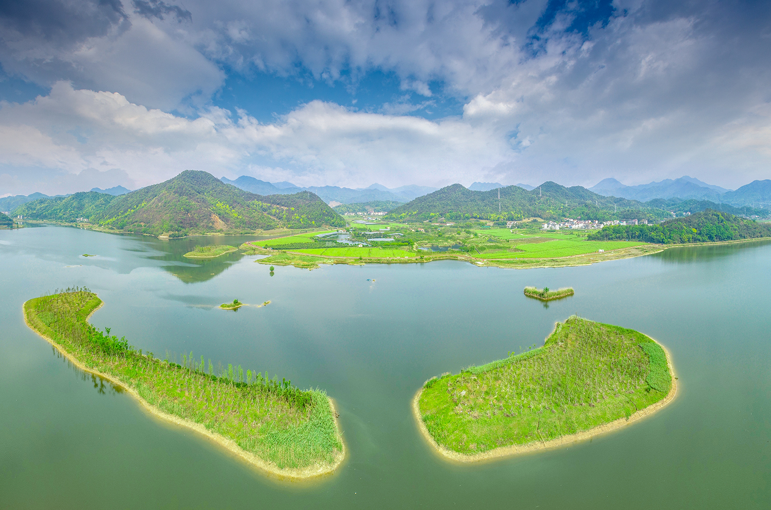 航拍浙江诸暨布谷湖一汪湖水静悠悠