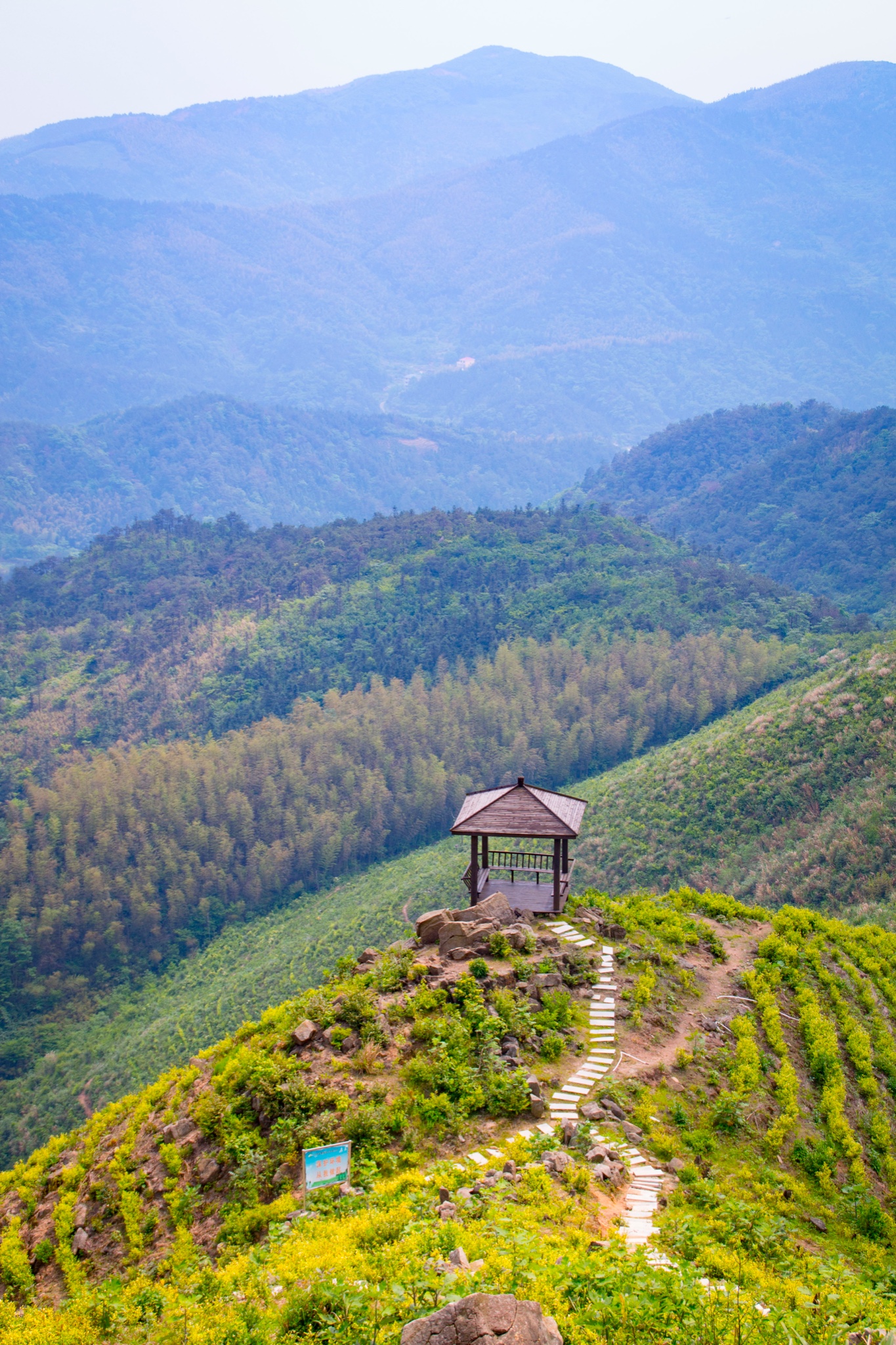 梅岭地域辽阔,是自驾者天堂,有很多游玩的地方,观景台,太平里,太阳谷