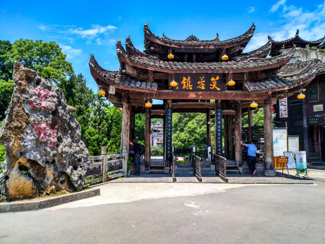 【豪玩天门山】天门山玻璃栈道 大峡谷玻璃桥 挂在瀑布上的芙蓉镇