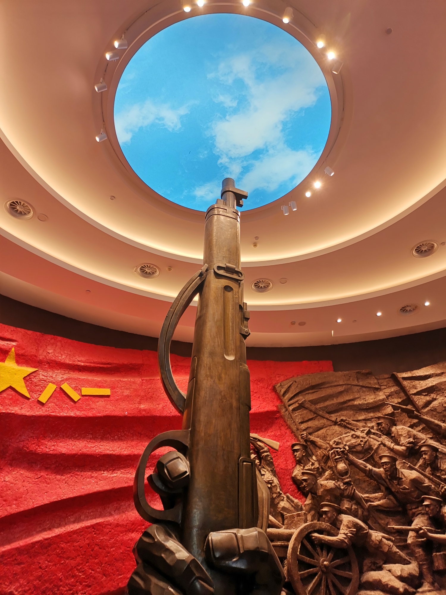 揭竿英杰起南昌,武装夺权第一枪,中华史册翻新页,牢记不把初心忘.
