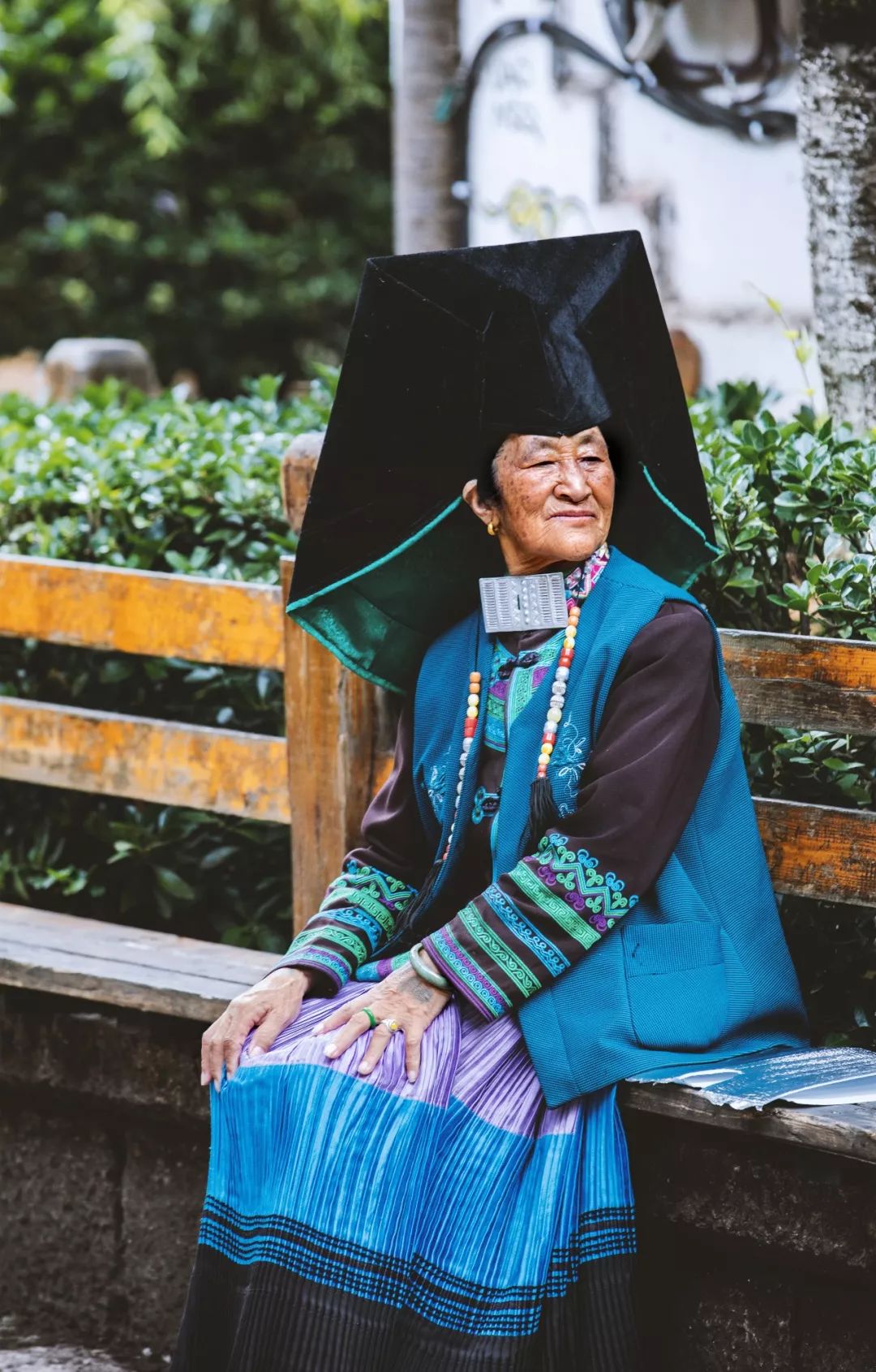但进入较晚;下图为丽江彝族,已婚妇女佩戴一种醒目的帽子,称
