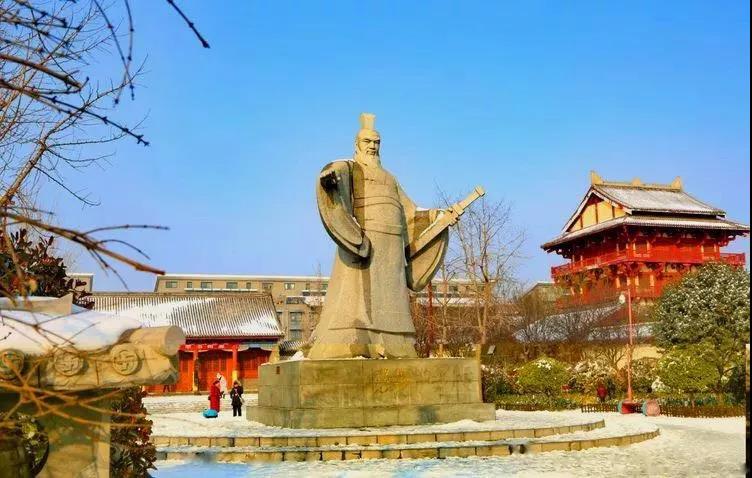 除了罗贯中的"一褒一贬"之外,大概也与广大人民弘扬正直,忠义之精神分