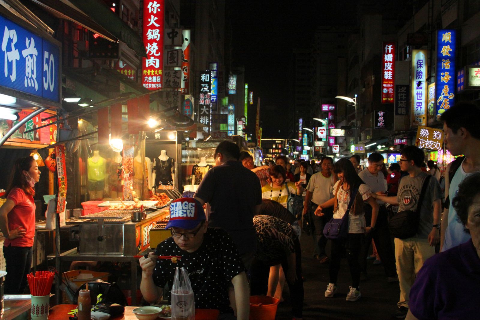 新民路美食街位于乌鲁木齐水磨沟区新民路72号,前身是"新民路市场"