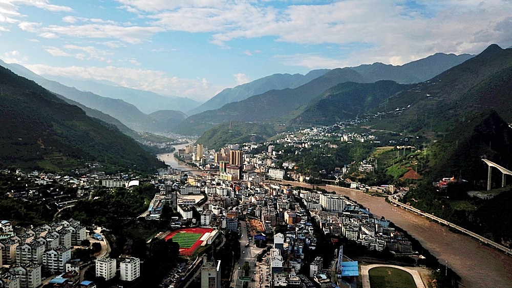 航拍怒江大峡谷中的泸水市