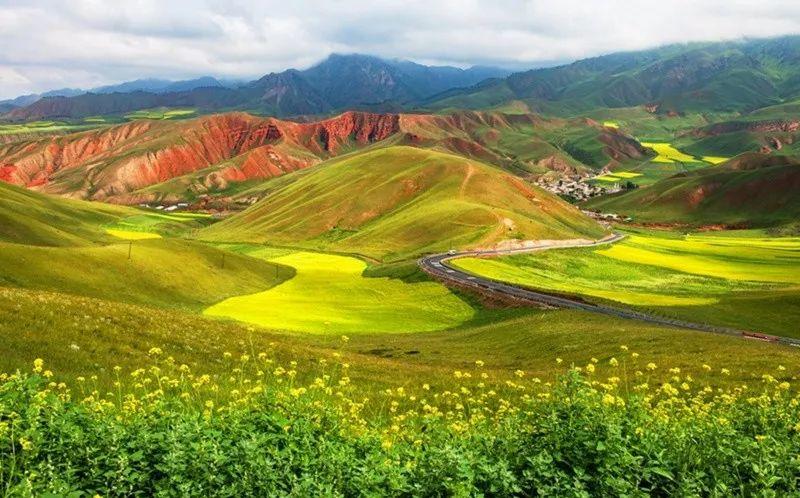 卓尔山属于丹霞地貌,由红色砂岩,砾岩组成.