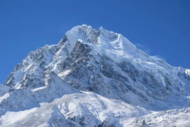 亚洲海拔最低的冰川"海螺沟":雪山下的避暑天堂