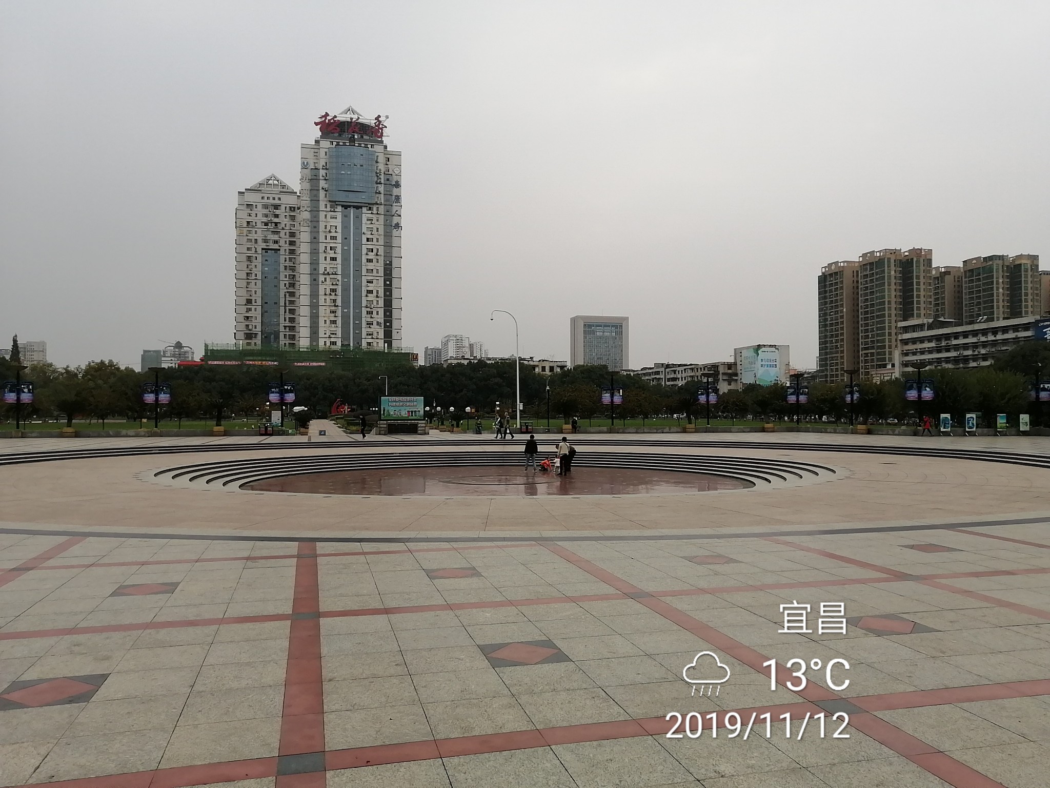 夷陵广场 宜昌.儿童公园 西陵峡风景区.桃花源门口 我在西陵峡风景