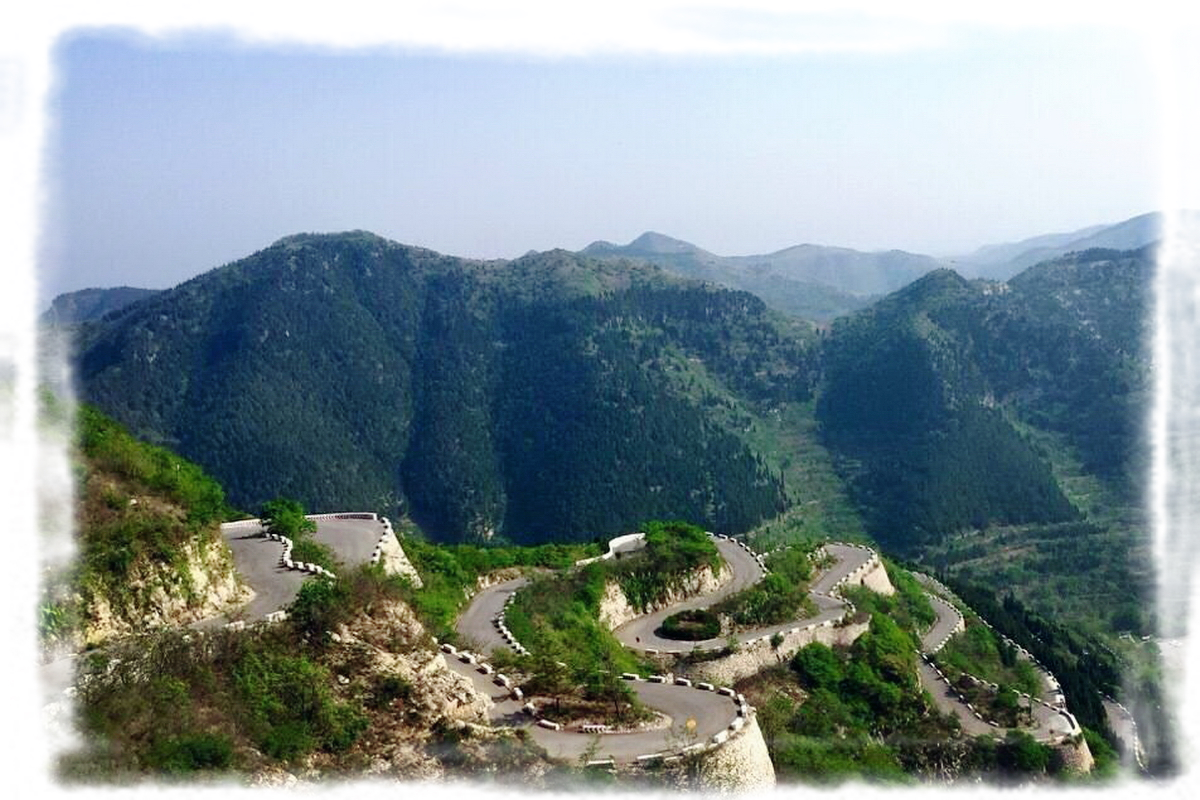 山间的盘山公路全长3300米,似巨龙起舞,蜿蜒回环十二折,有"九龙盘"的