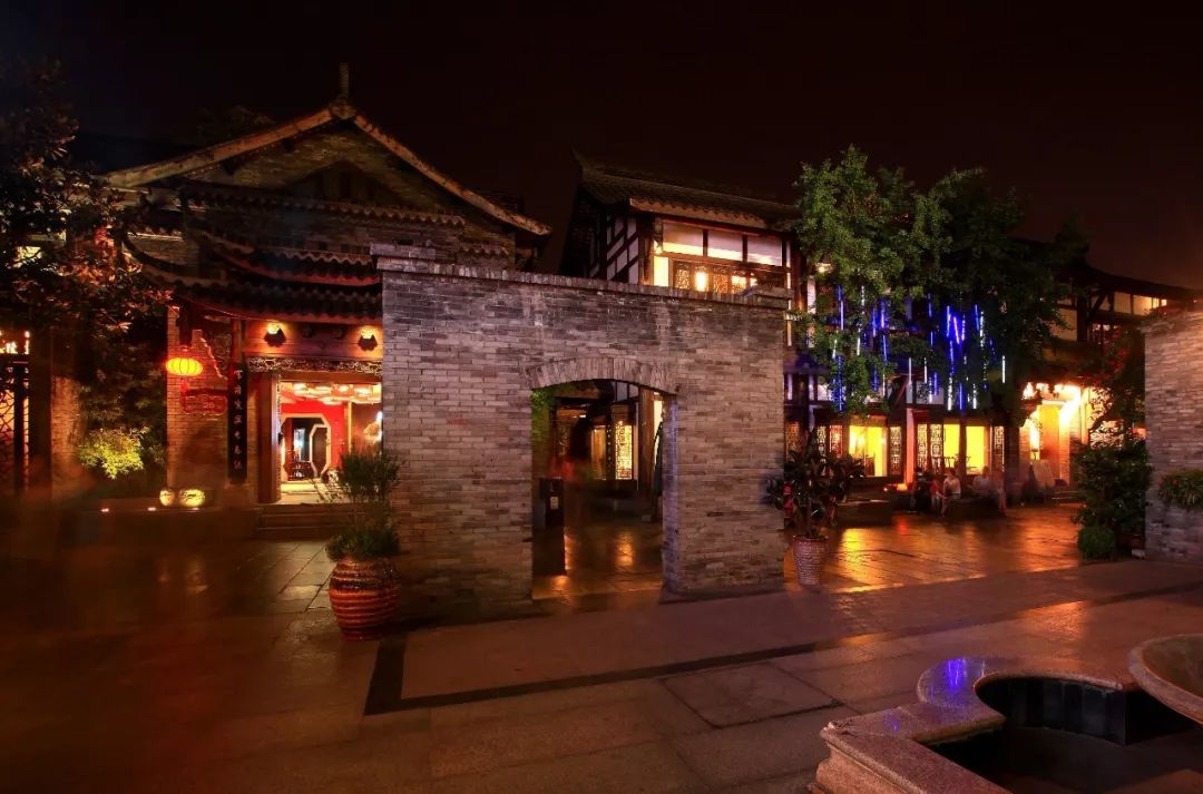 成都| 夜游宽窄!这网红景点竟还有"两幅面孔"!