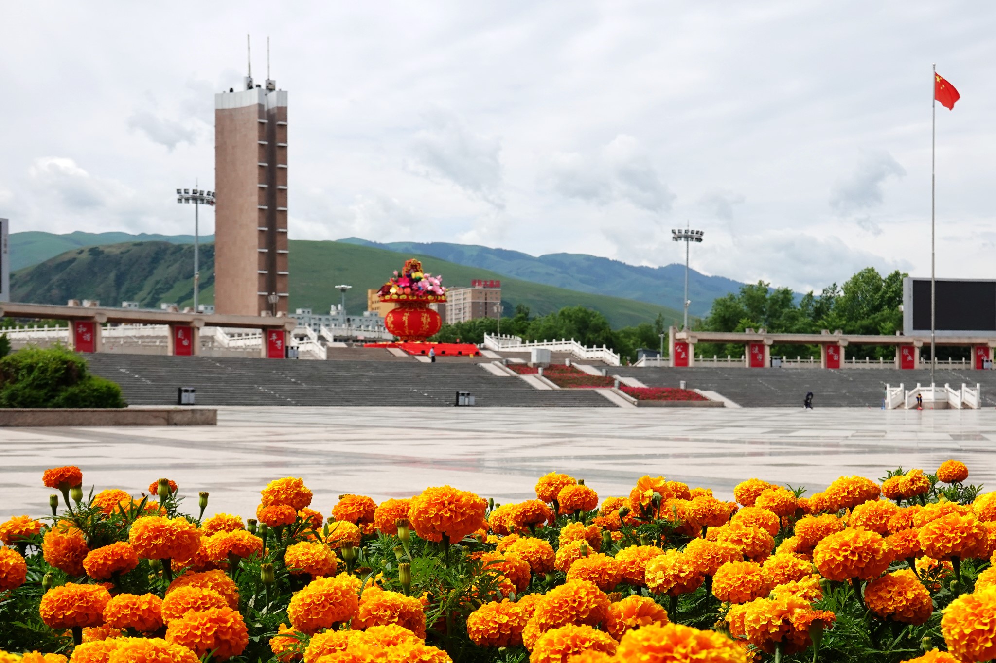 唐布拉到新源县县城(s316)沿途风景 新源县县城 新源县人民广场 新源