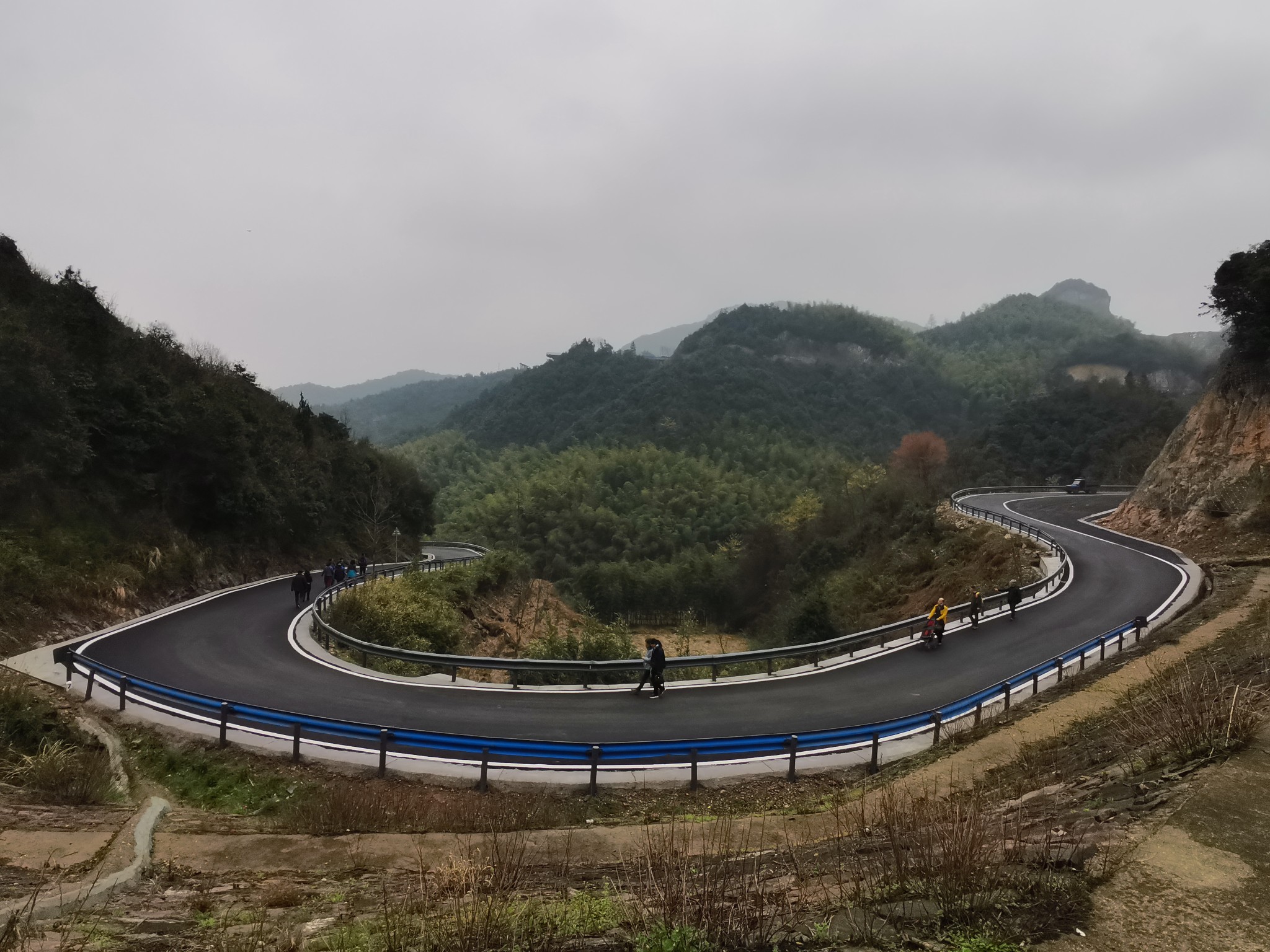 蛇形盘山公路