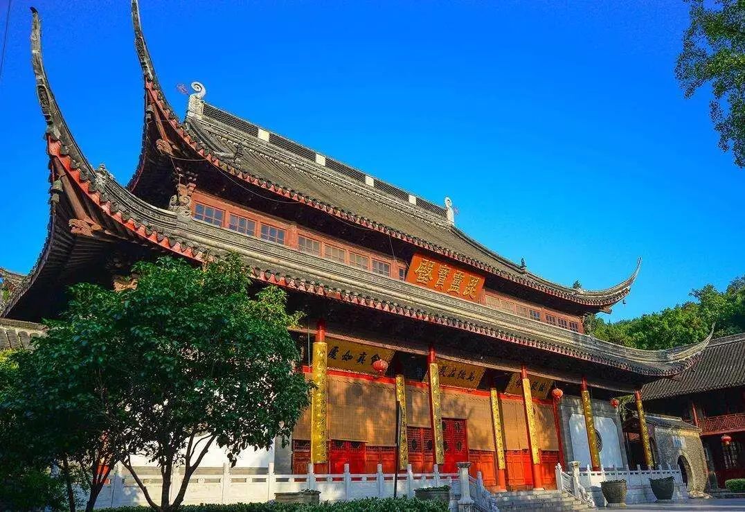 宝殿寺 宝殿寺又叫喇嘛寺,建于清朝,属藏传佛教的格鲁派.
