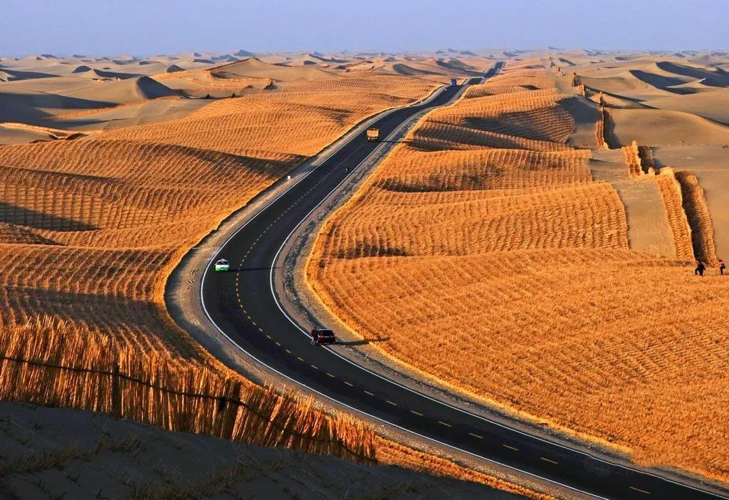              沙漠公路,图@阿迪力