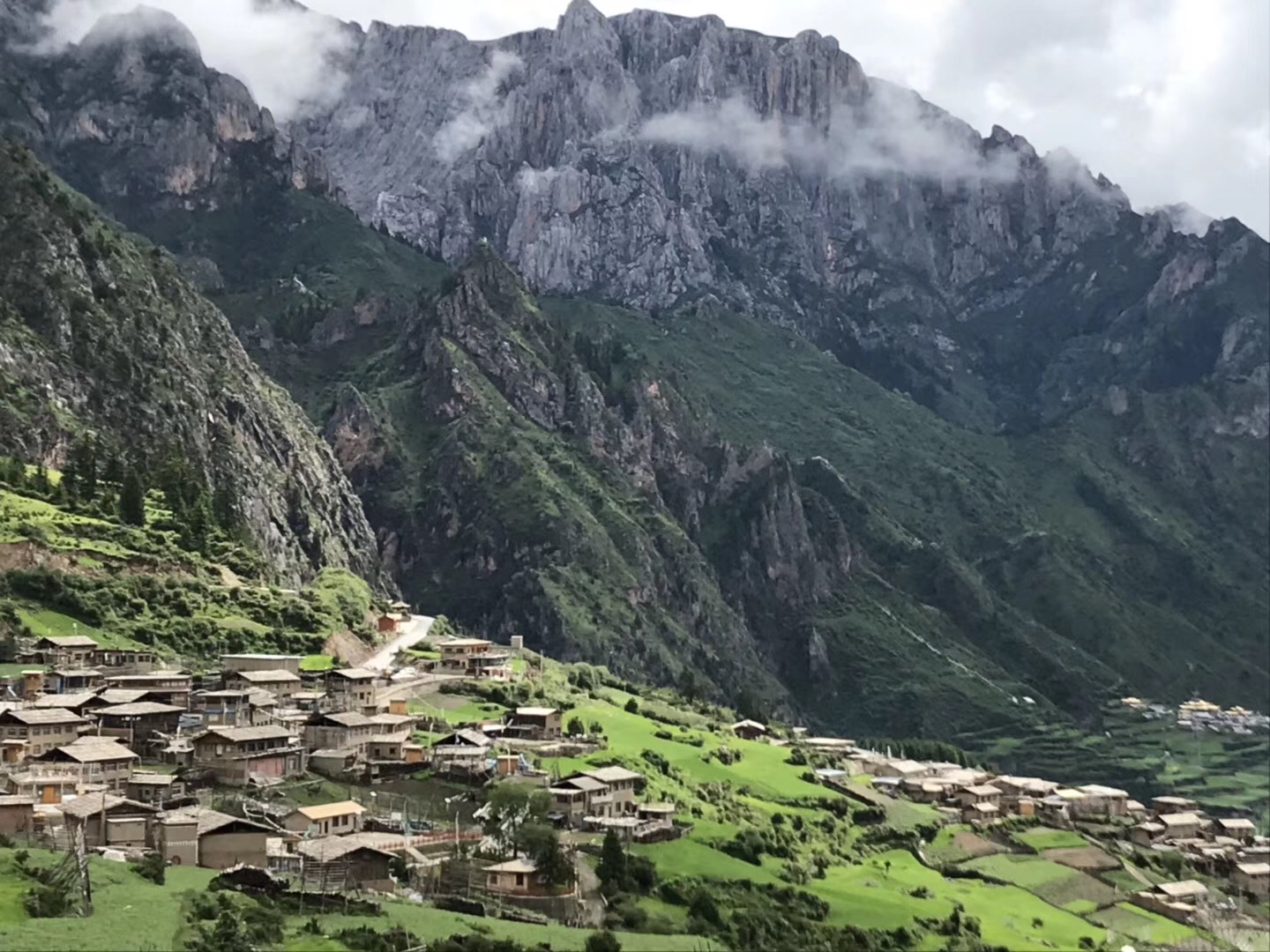扎尕那属于高原,海拔在2400-3970米之间,初来