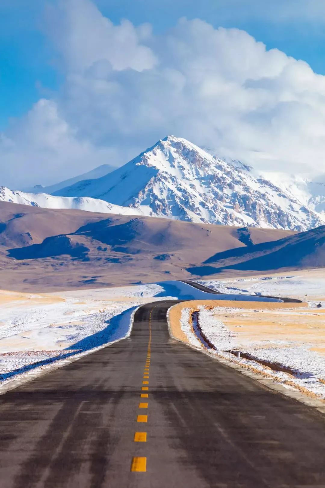 帕米尔高原上的公路雪山风光