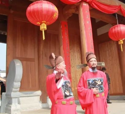 本周六的非遗夜市将有知府大人为您开市,有徽州民歌和越剧表演,为夜市