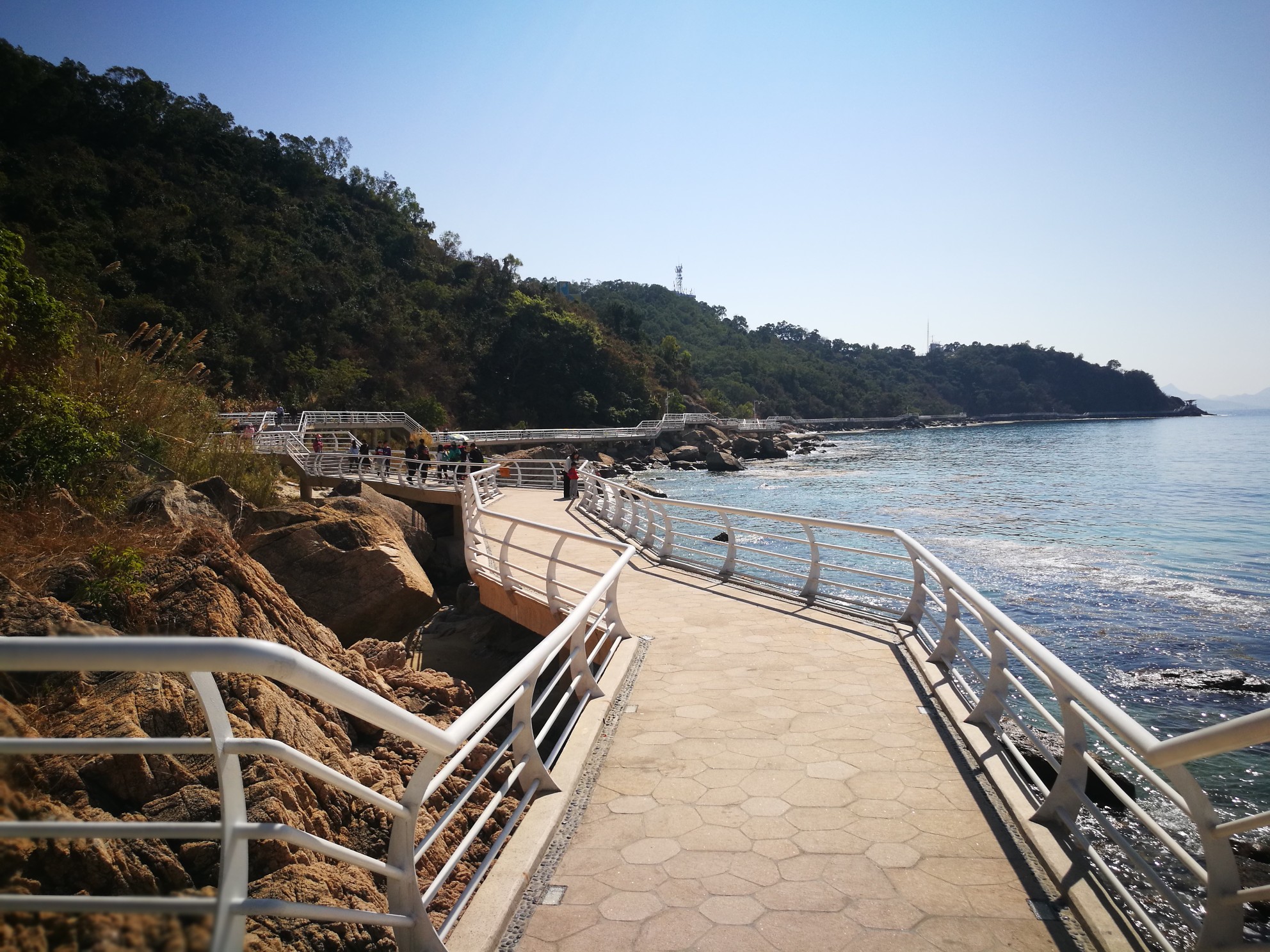 小梅沙海滨栈道最东背仔角段,碧海蓝天,风景着实超赞