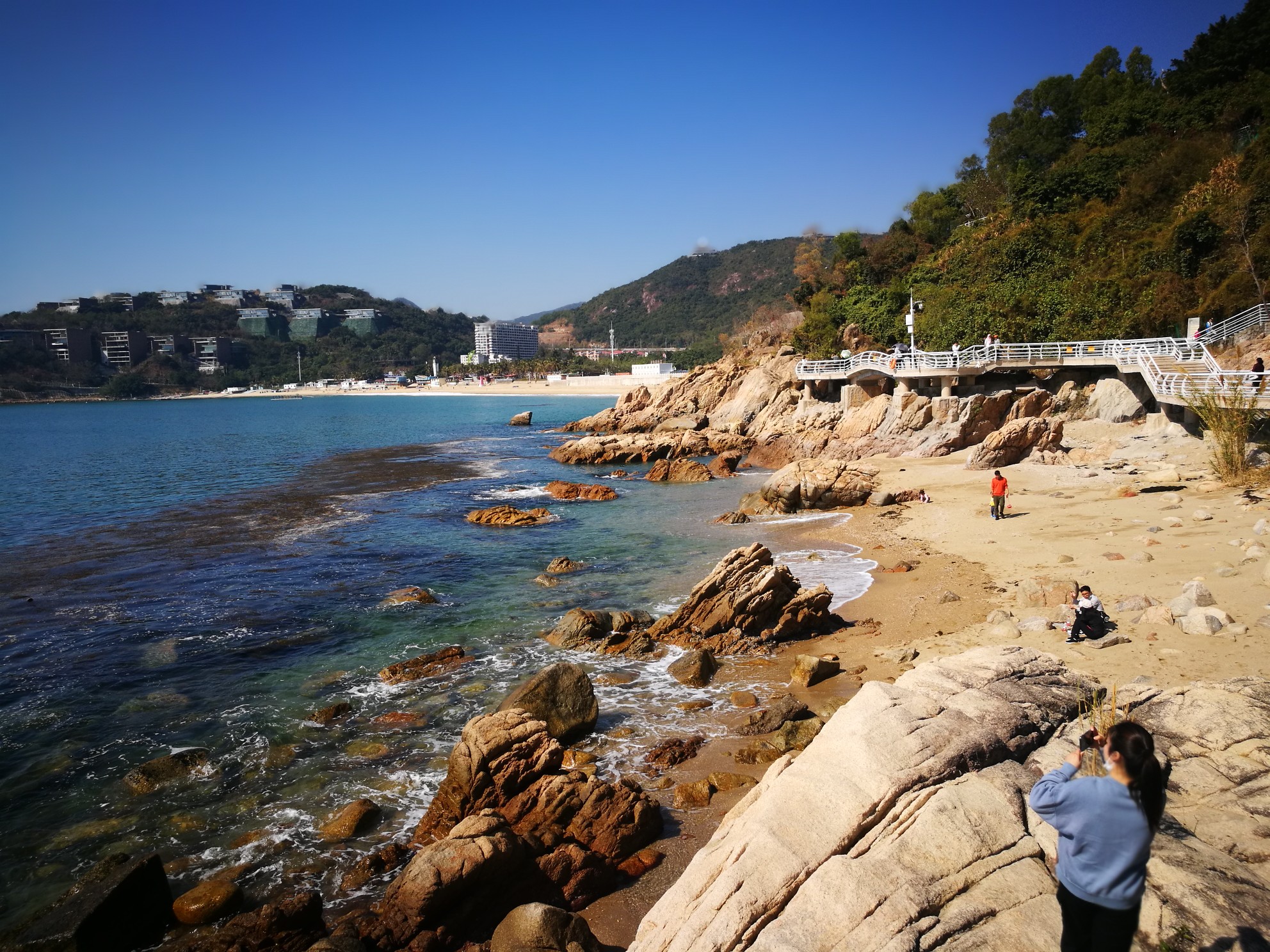 小梅沙海滨栈道最东背仔角段,碧海蓝天,风景着实超赞!