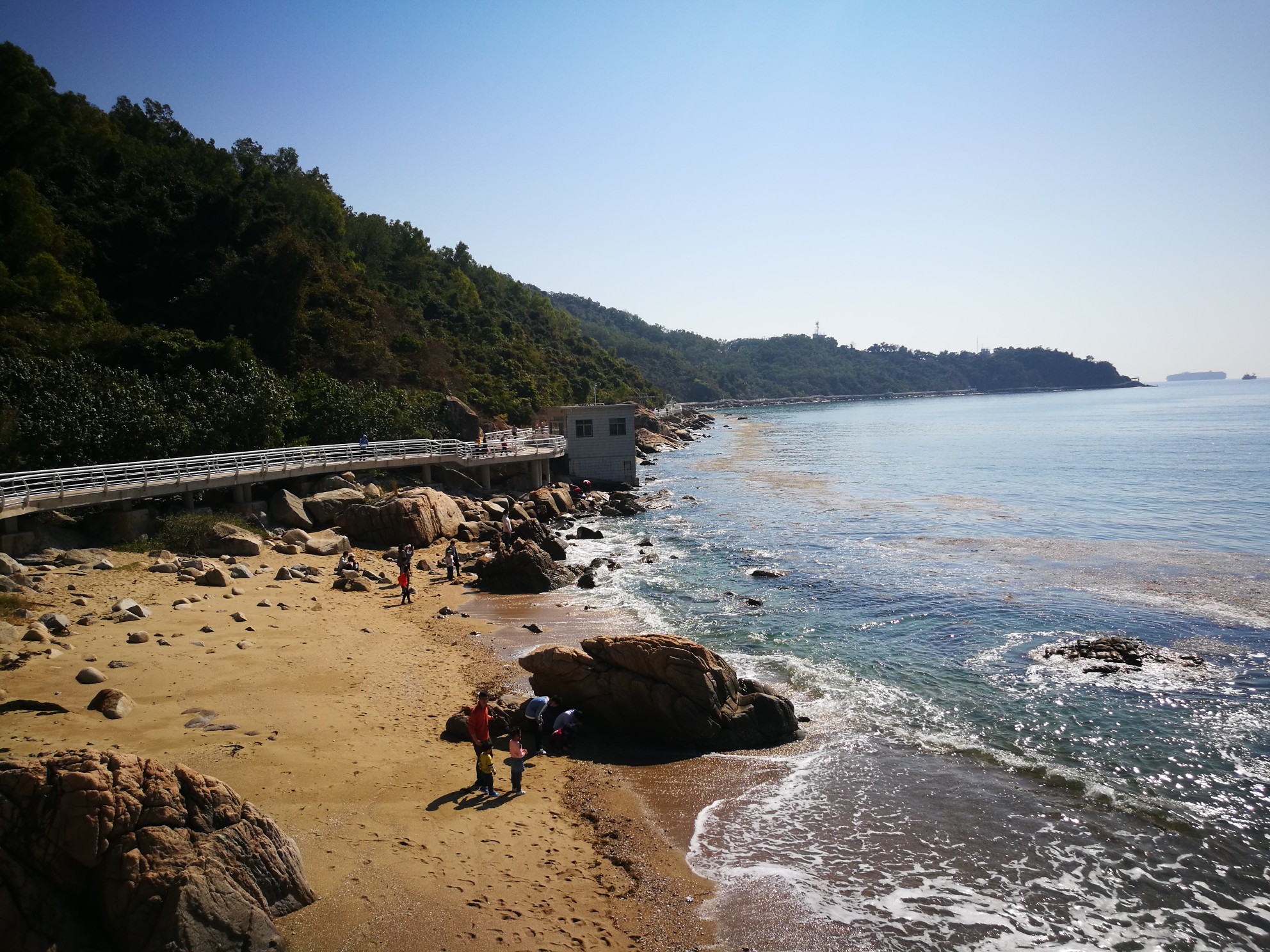 小梅沙海滨栈道最东背仔角段,碧海蓝天,风景着实超赞!