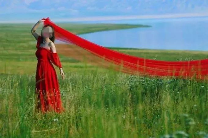 在草原上,最适合拍照的裙子自然是颜色鲜艳的长裙,长裙上再点缀上