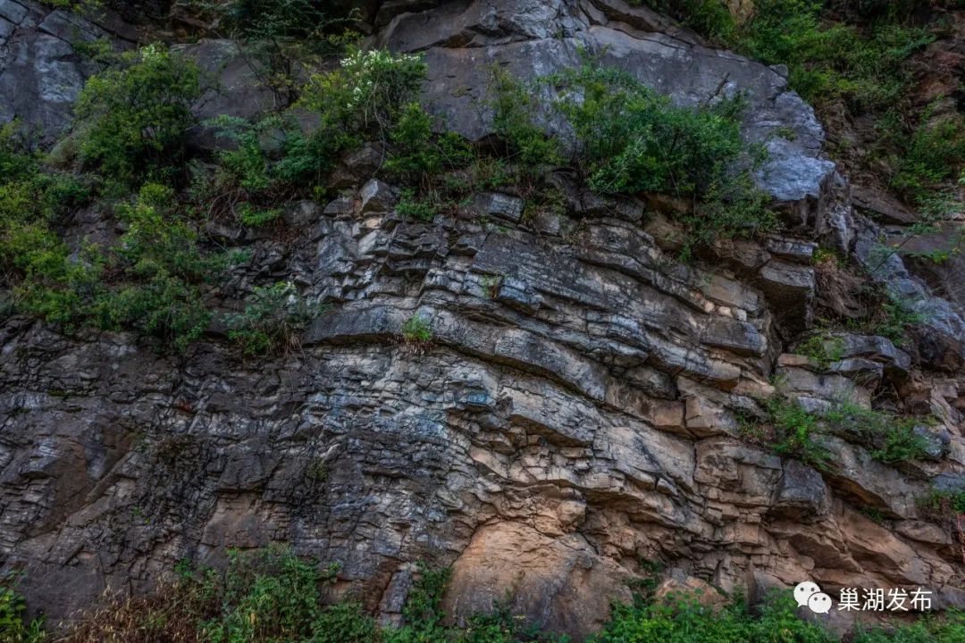 地理上标注的楚歌岭为二叠纪早期,沿途公路上山体截面褶皱明显,地质