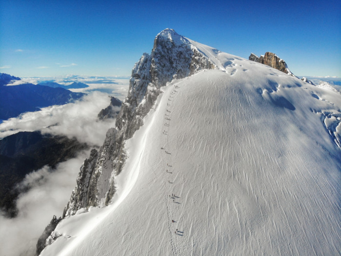 哈巴雪山什么时候去最好,自己一个人可以去吗