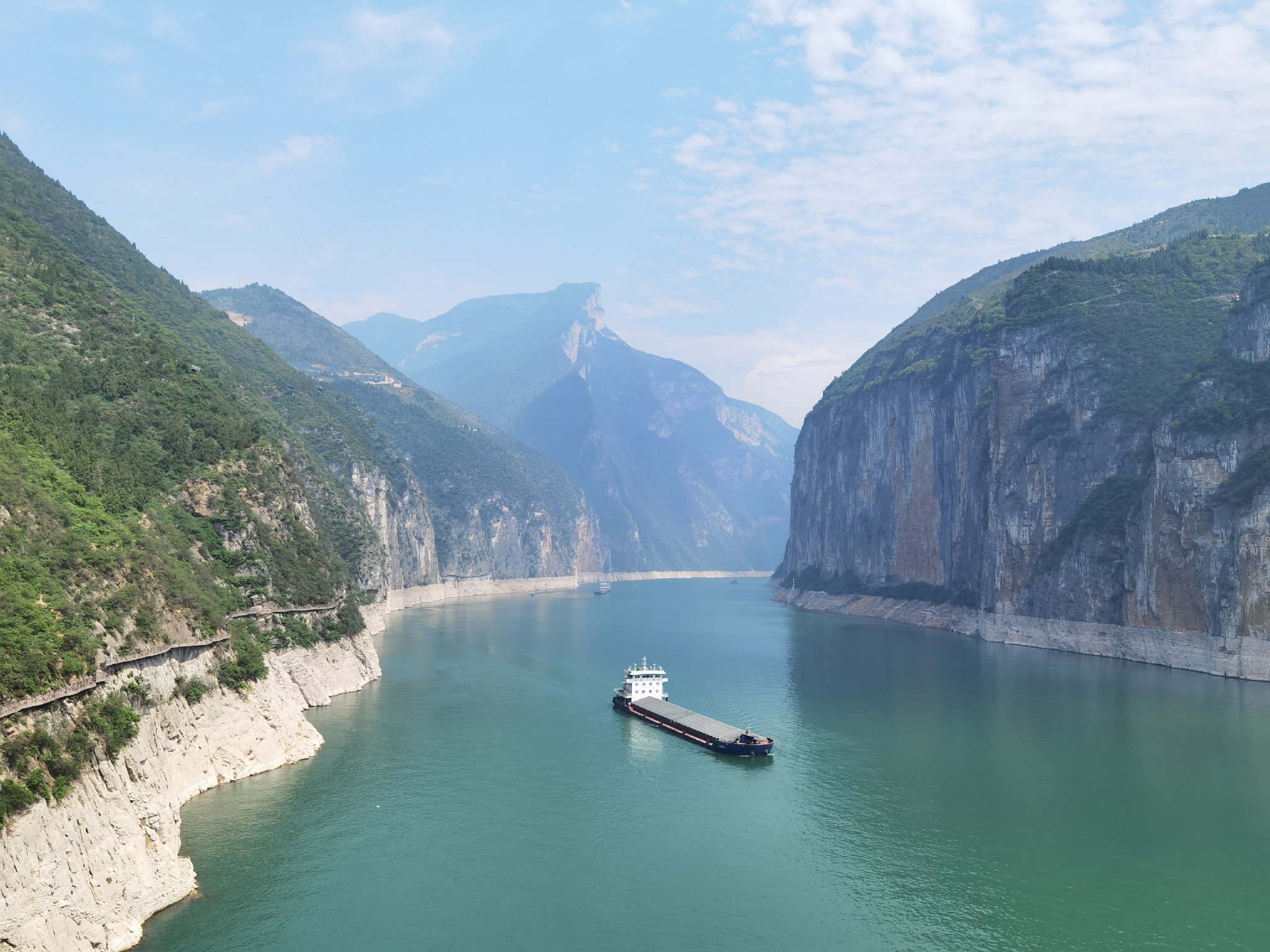 瞿塘峡是长江中最短的一个峡,西起重庆市奉节县