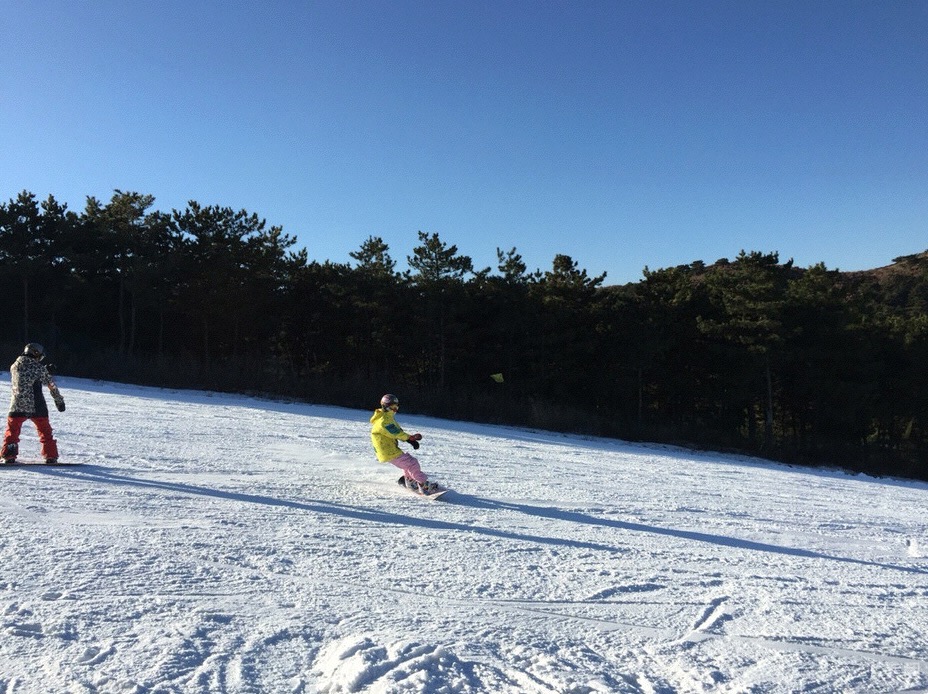 另有双人索道,4条雪道专用拖拽设备及进口滑雪器材等