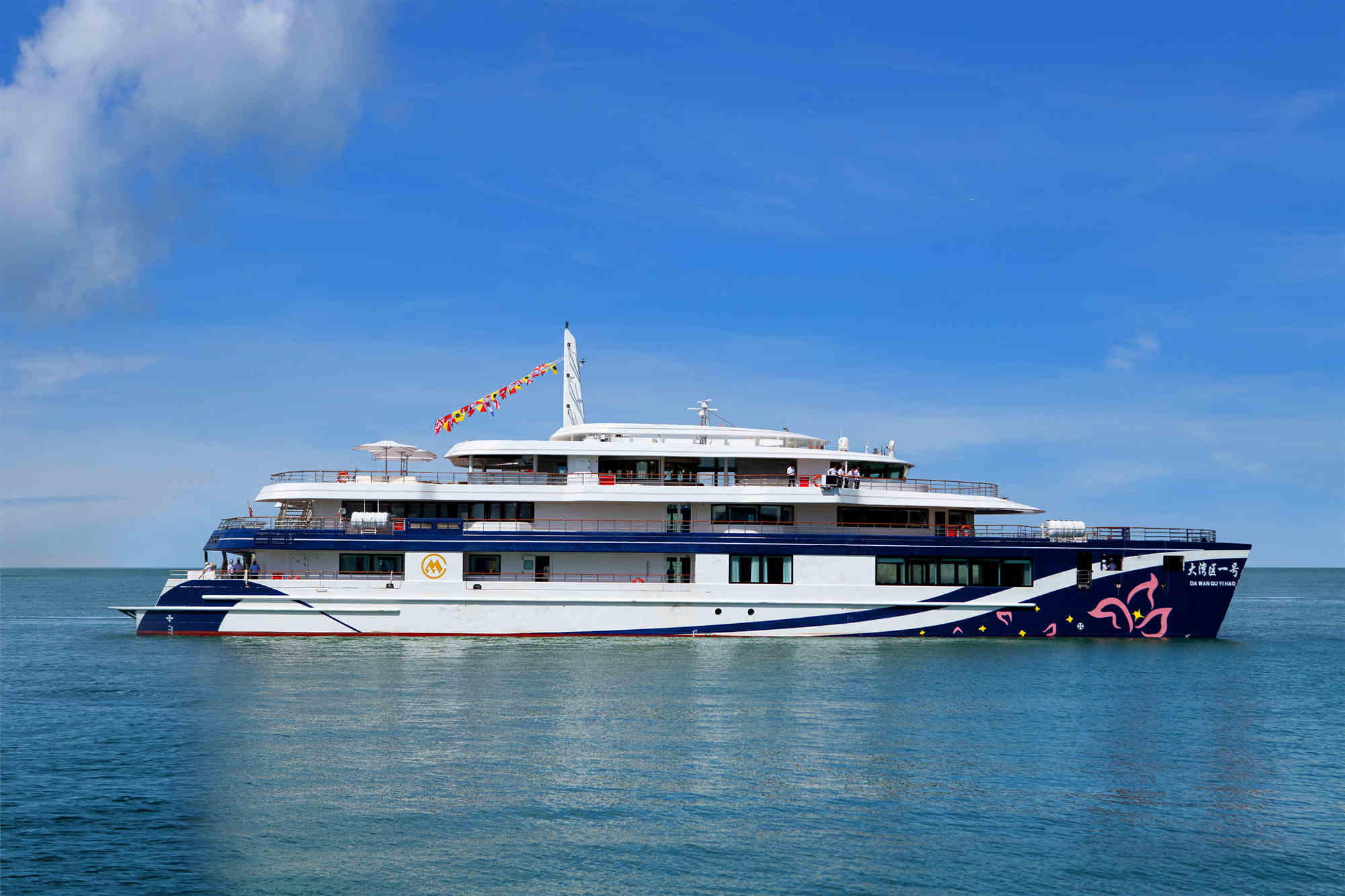 海上看湾区深圳湾航线大湾区一号二号深圳蛇口码头起止邮轮游船船票