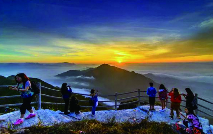 清远连州金子山2日游油岭瑶寨赏枫叶万山朝王金子山挑战高空悬崖秋千