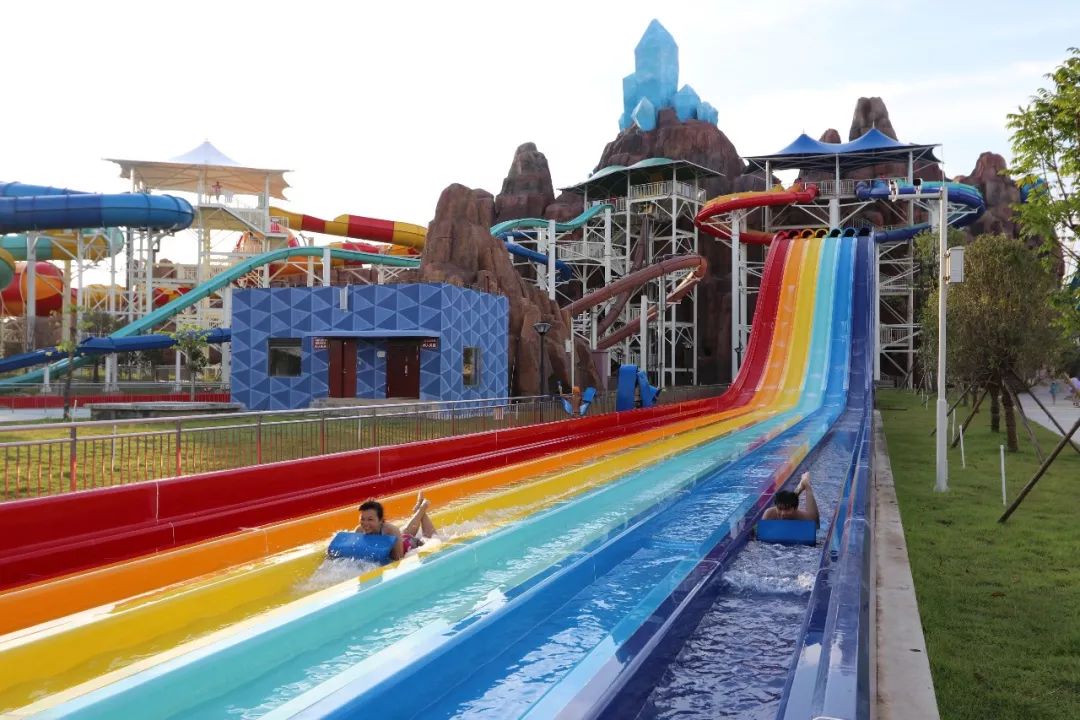 凤凰酒店高级房住宿1晚含2大1小自助早餐 玉林克拉湾水上乐园门票2张