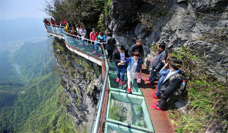 云天渡玻璃桥天门山国家森林公园玻璃栈道游1晚四钻酒店赠送特色美食