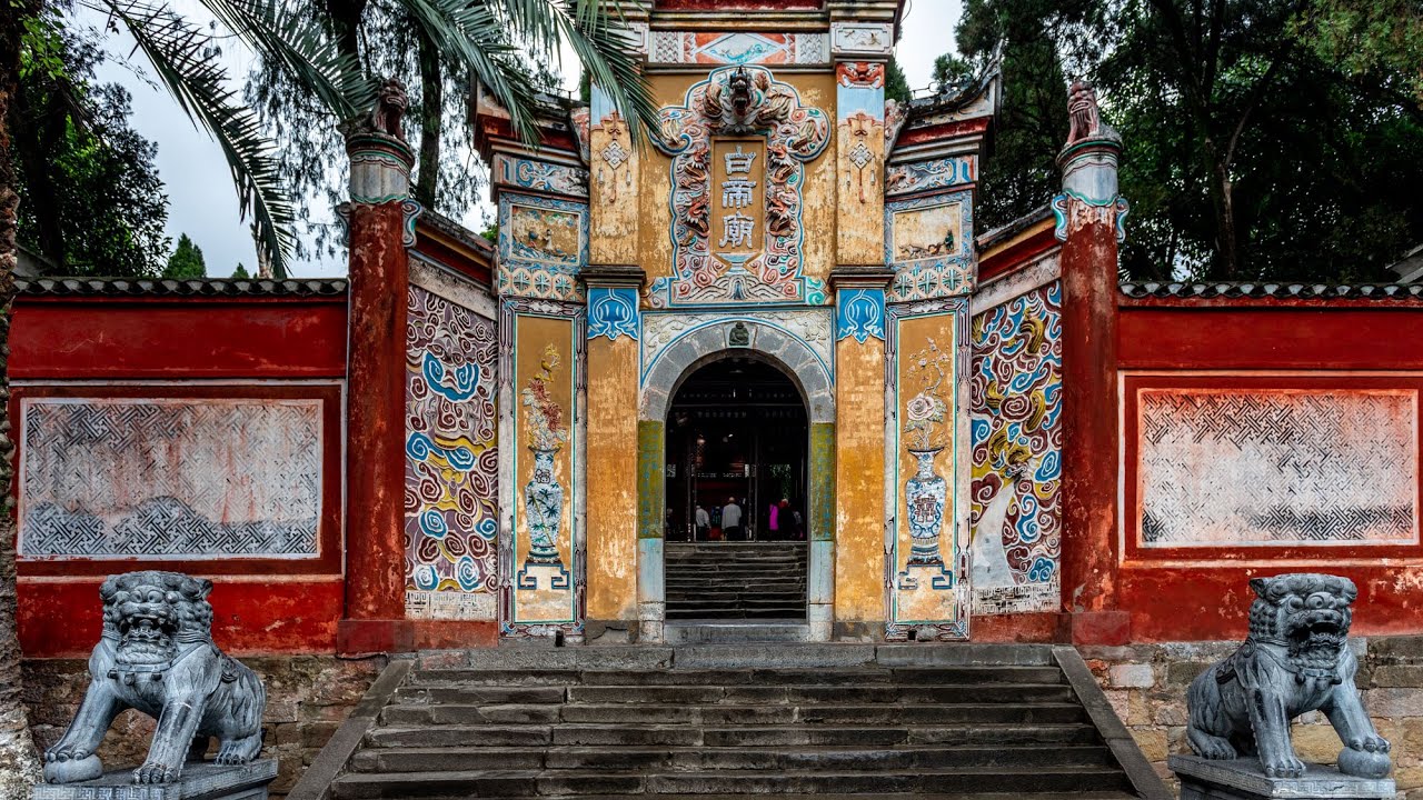 奉节县白帝城,地处瞿塘峡最西端入口的长江北岸,在白帝山上,东望夔门