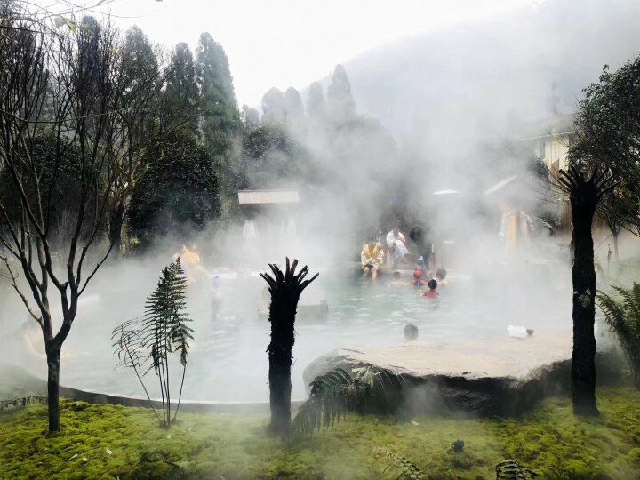 洪雅岷江东湖·瓦屋山居度假酒店座落于美丽的瓦屋山风景名胜区山门口