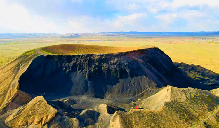 精品团内蒙古四子王旗大红山乌兰哈达火山辉腾锡勒草原神舟着陆场牧区