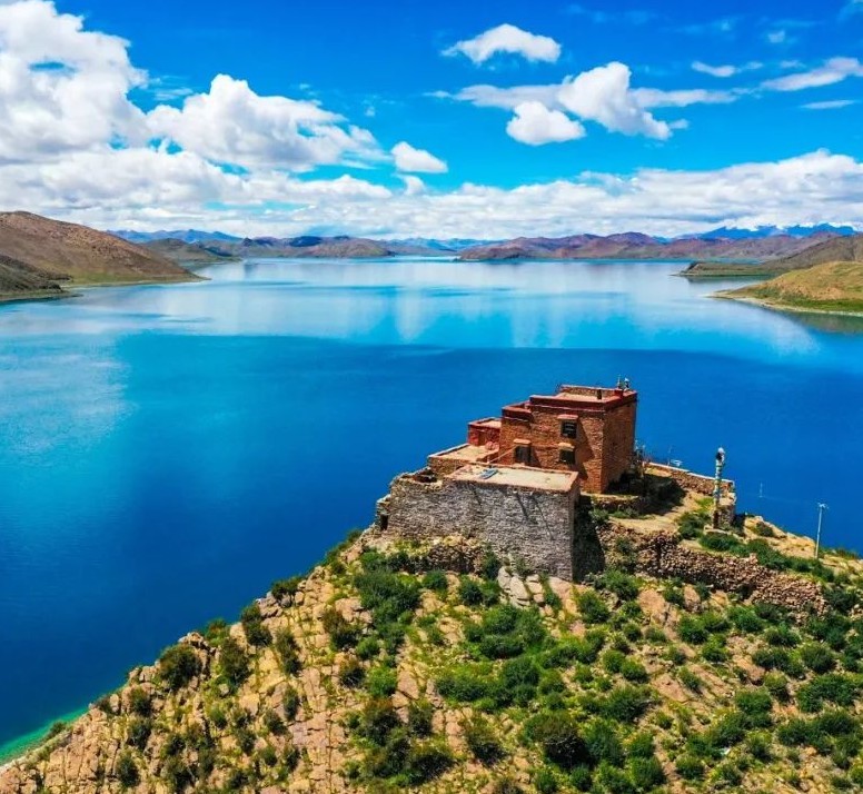 旅行者  都不会错过羊湖  作为西藏三大圣湖之一  羊卓雍错离拉萨最近