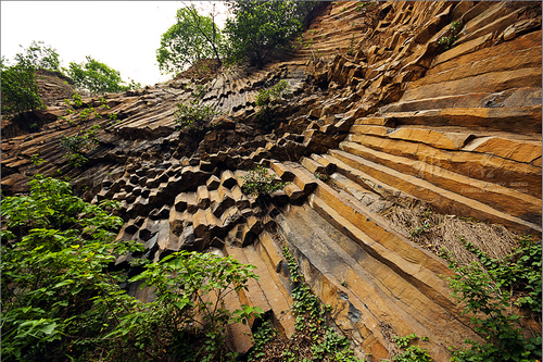 古火山形成的罕见柱状节理构造