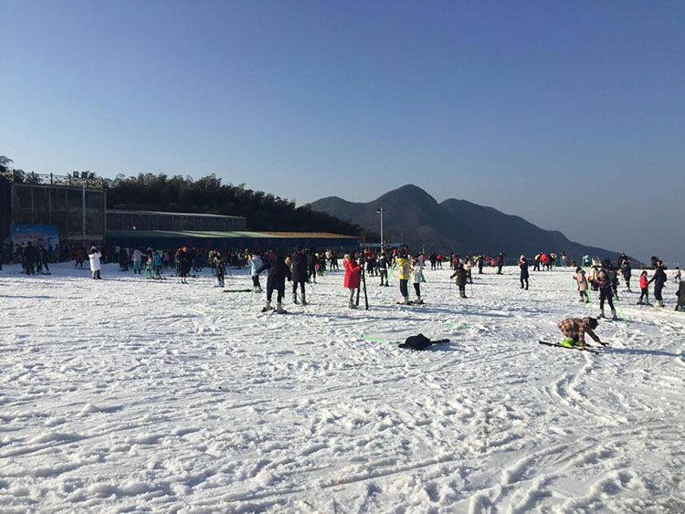 江南天池滑雪场是现今华东唯一的野外露天滑雪场,填补了江南冰雪旅游