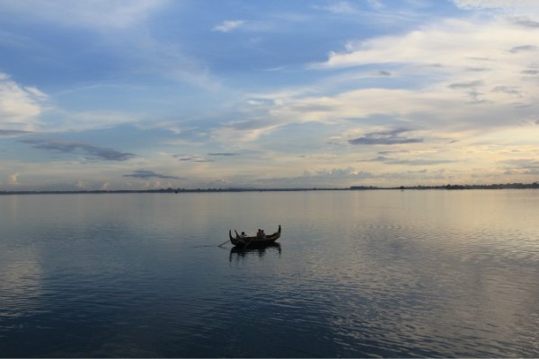 一个人在湖捕鱼猜成语_一个人走在路上