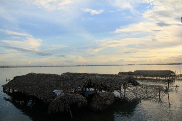 一个人在湖捕鱼猜成语_一个人走在路上(2)