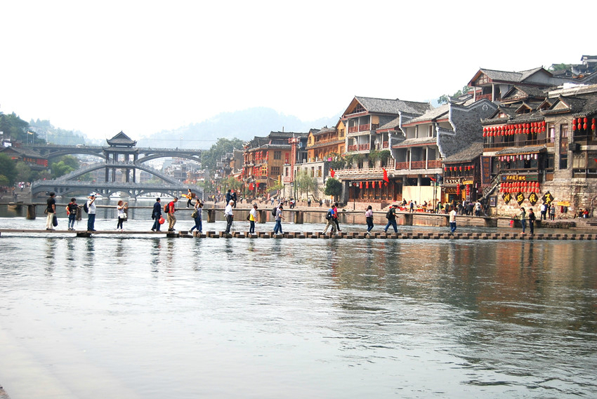 凤凰古城有什么好玩的——沱江跳岩