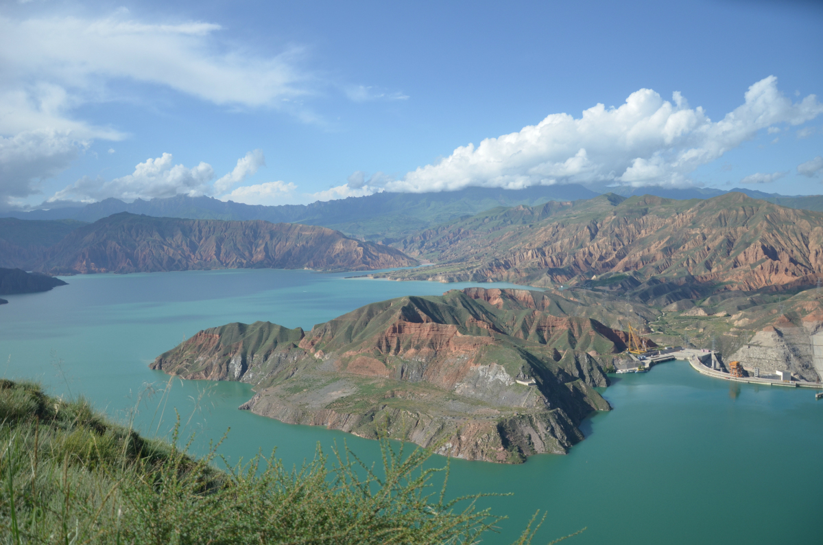 李家峡水库是黄河上游第二大水库,我们去时正好是中午,阳光特别好,高原的水在阳光照射下,湛蓝湛蓝的,离湖近的地方因丹霞的原因,又是黄黄的,美不胜收。可以坐船游览,100元一个人,坎布拉门票52元。开车进坎布拉,在坎布拉山上鸟瞰李家峡,状观之极,坎布拉内还有很突出的丹霞地貌,虽不如张掖的更鲜艳,但也很不错了。在坎布拉山下山时有条路是直接下山的,有点路56KM到贵德,冲着天下黄河贵德清的美名,也要去贵德呀,在到贵德的路上,如果时间晚点20:30到21:20左右吧,应该可以看到黄河落日,我们等了一个多小时太阳还
