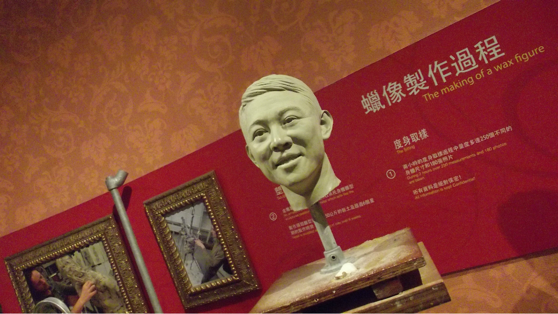 这是在展示蜡像的制作过程,以李连杰先生为模板